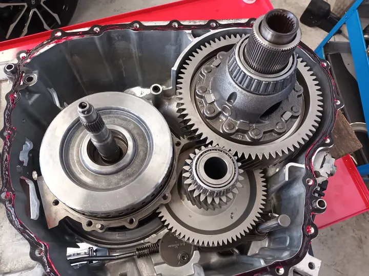 Cambio automatico aperto sul banco di lavoro nell'officina Efesto Motors