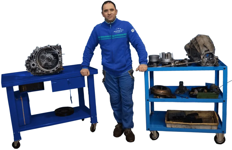 Nicola Marin, titolare di Efesto Motors, in officina tra due cambi automatici smontati